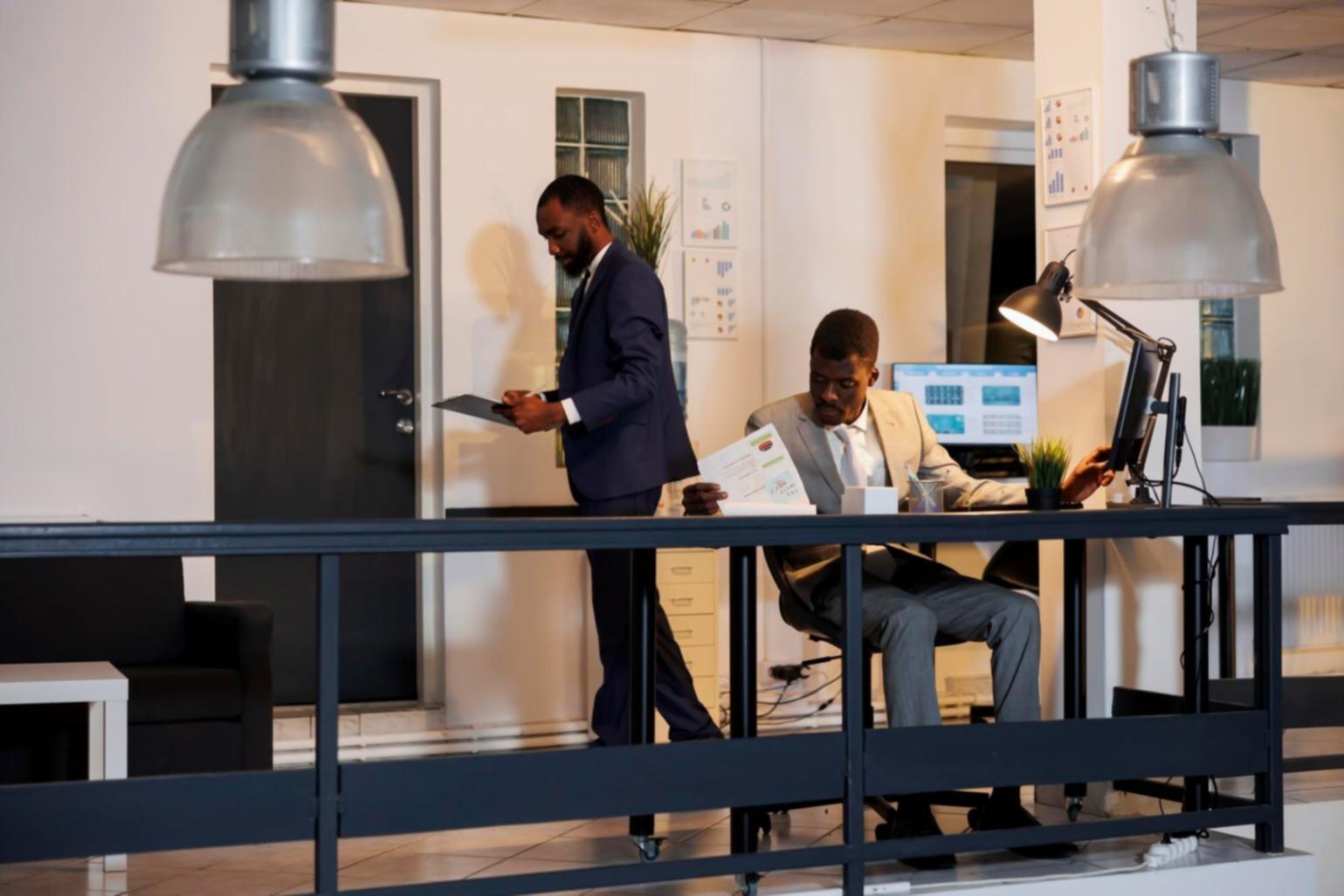 Environnement d'apprentissage collaboratif où les concepts financiers sont discutés