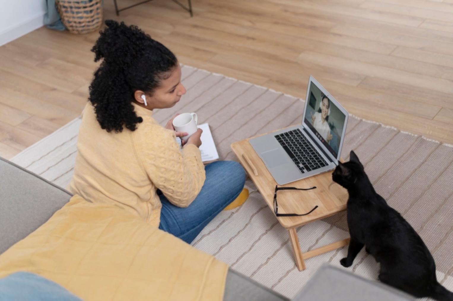 Une personne travaillant sur ses finances personnelles